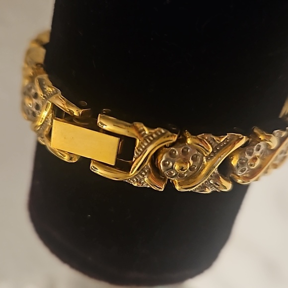 6" China Embossed Linked Goldtone Bracelet - Picture 3 of 7